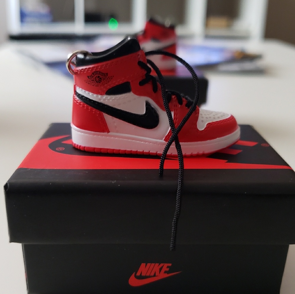 🔥3D Miniature Jordan 1's (Red & White) Keychain🔥